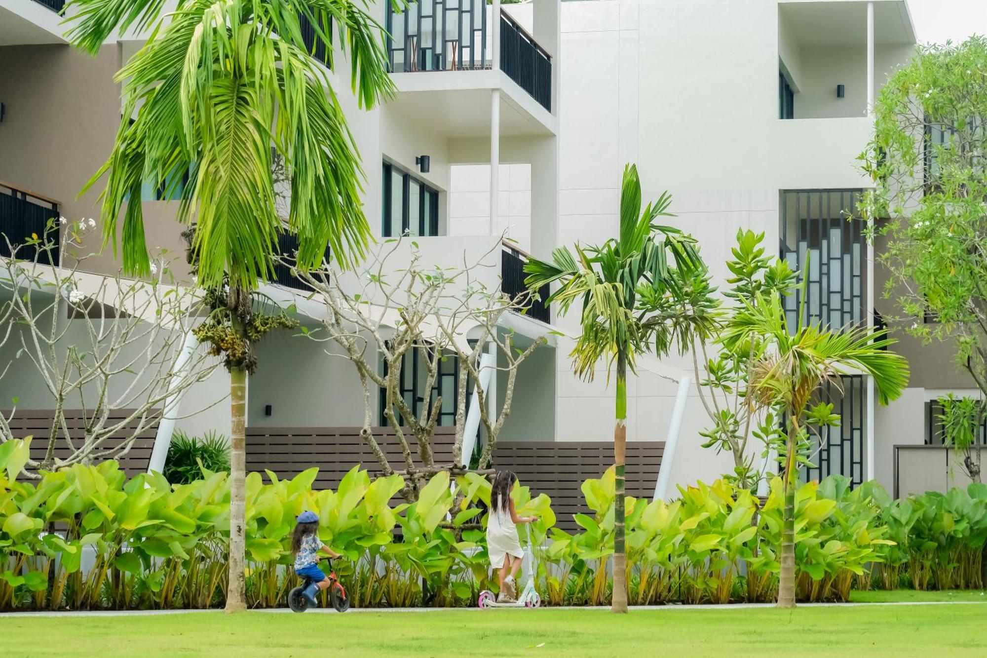 Le Meridien Phuket Mai Khao Beach Resort Exterior photo