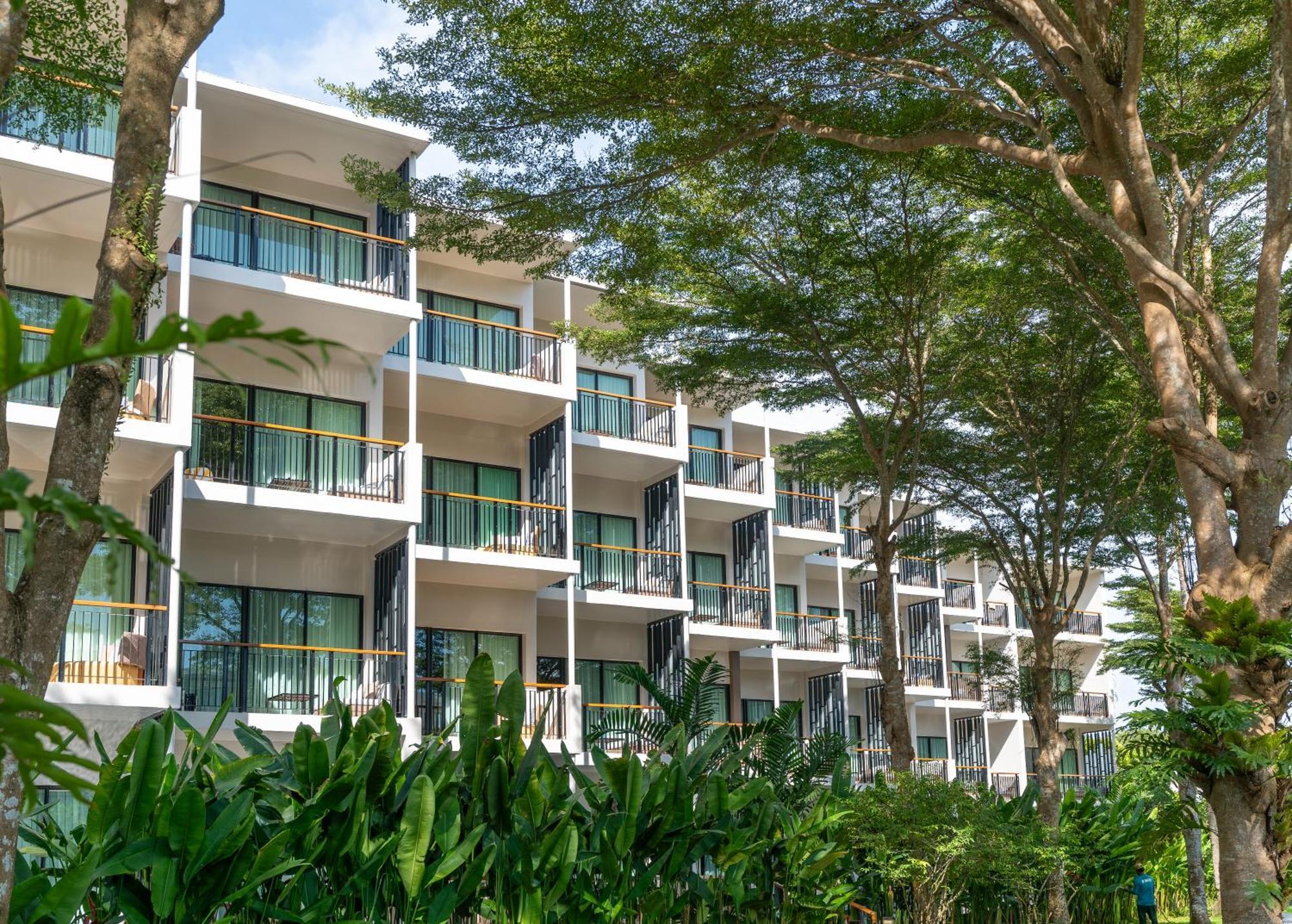 Le Meridien Phuket Mai Khao Beach Resort Exterior photo